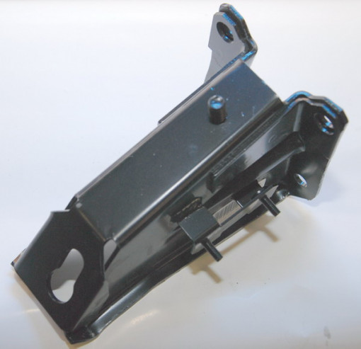 Кронштейн опоры двигателя ВАЗ-2121 НИВА левый (к балке, металл)